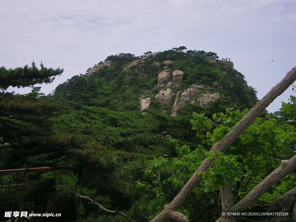 山林间的岩石景观