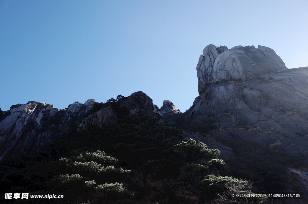 巍峨山峰映蓝天