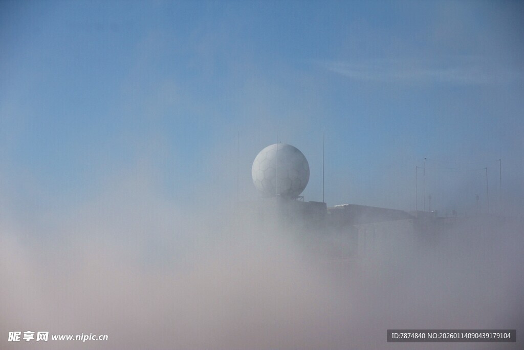 云雾中若隐若现的建筑