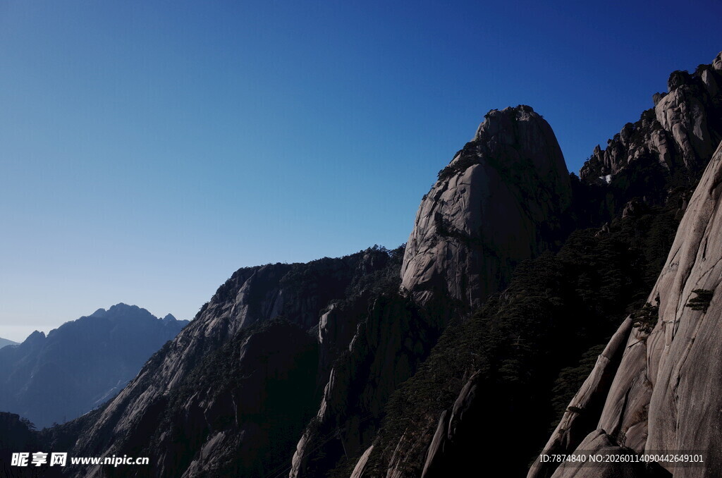 巍峨峻峭的壮丽山峰