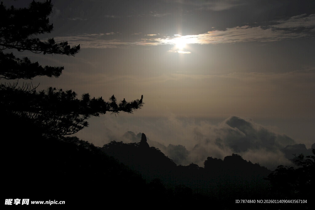 日出云海间的壮丽山景