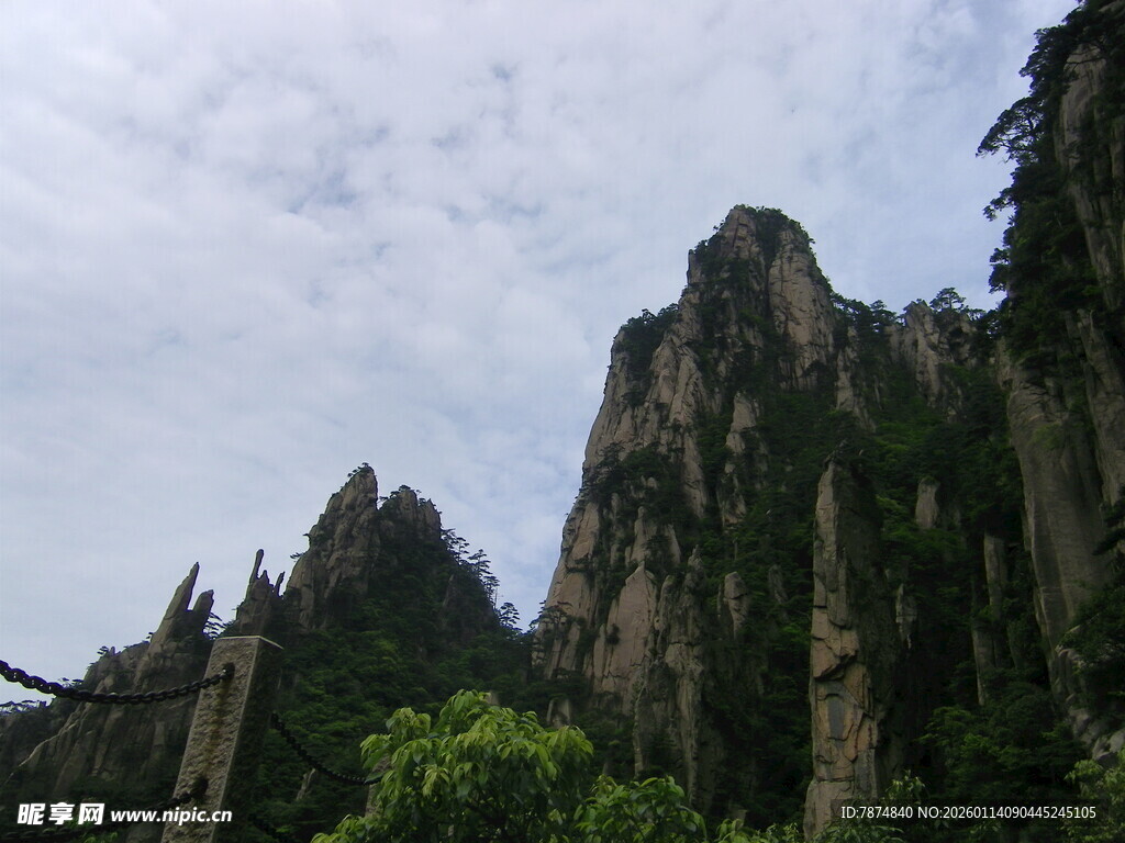 巍峨奇峰 绿意萦绕的山景