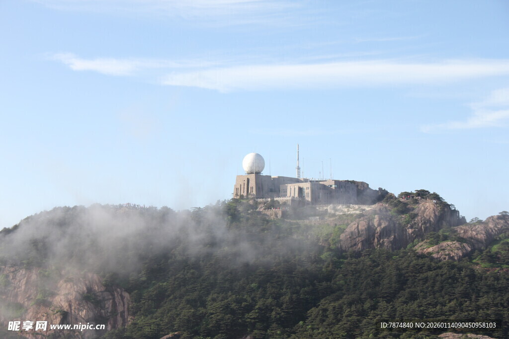 云雾缭绕中的山顶建筑