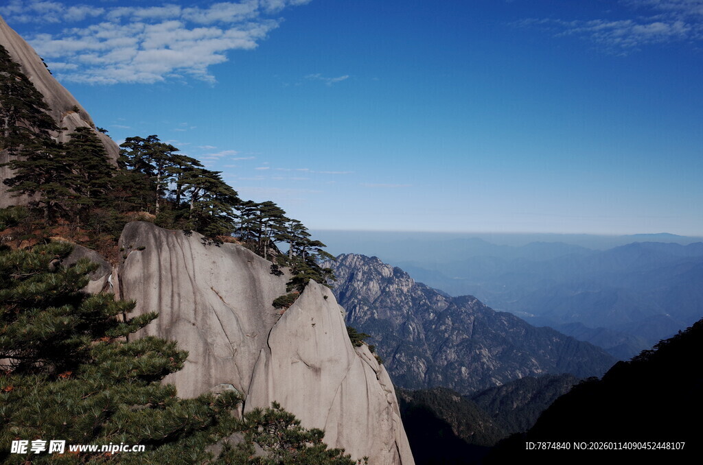 巍峨华山峭壁与壮阔远景