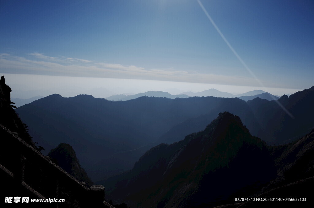 壮丽山景 天际线若隐若现