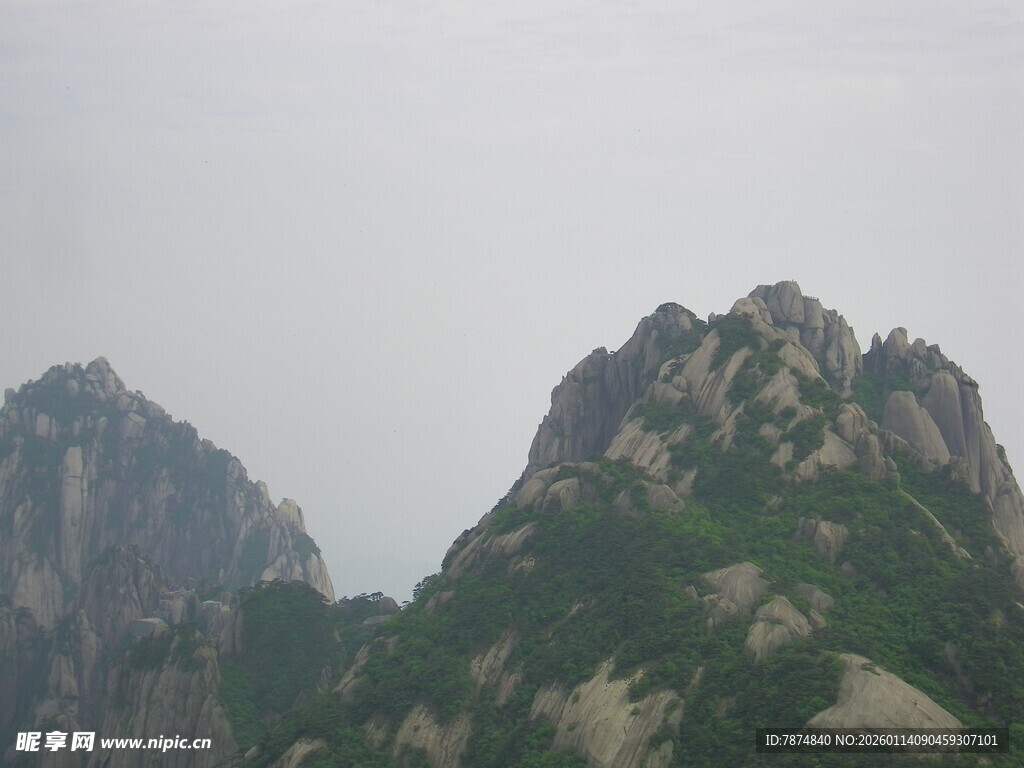 巍峨秀丽的山峦景色