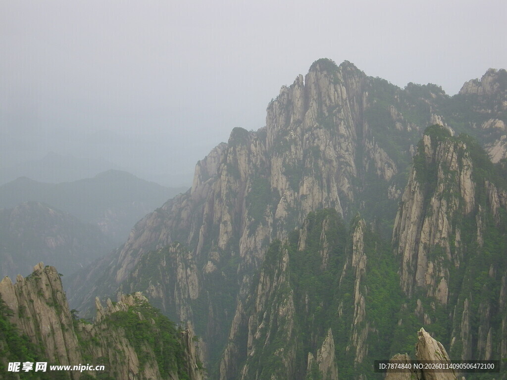 巍峨峻峭的壮丽山峰