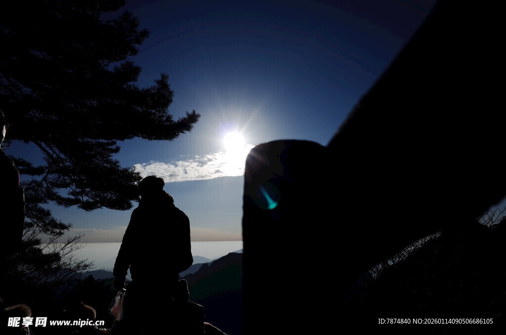 夕阳下人群的剪影画面