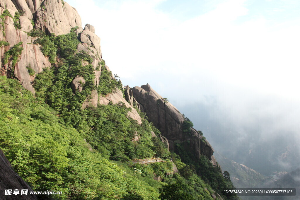 峻岭青山云雾缭绕之景