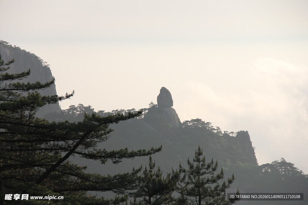 云雾缭绕的壮丽山峰
