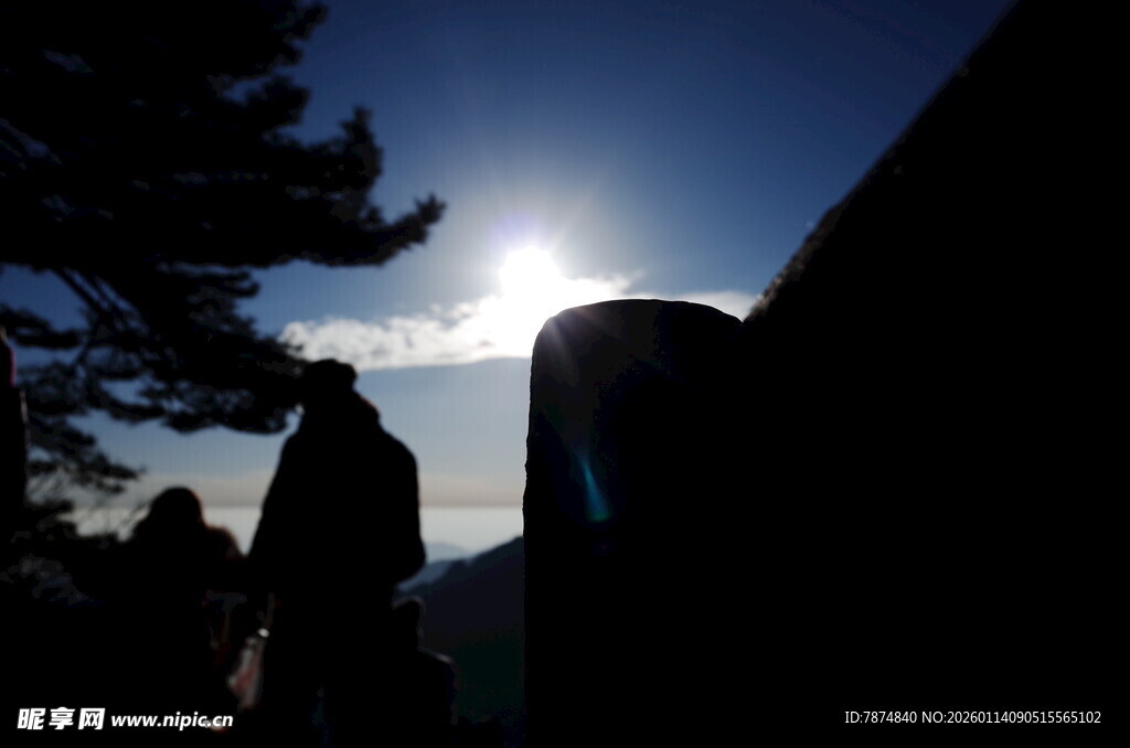 逆光下的人物与自然景观