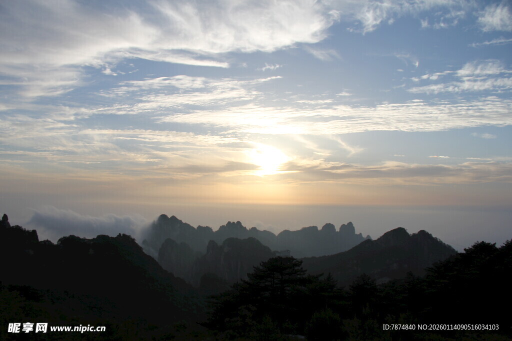 日出时分的壮丽山峦景色