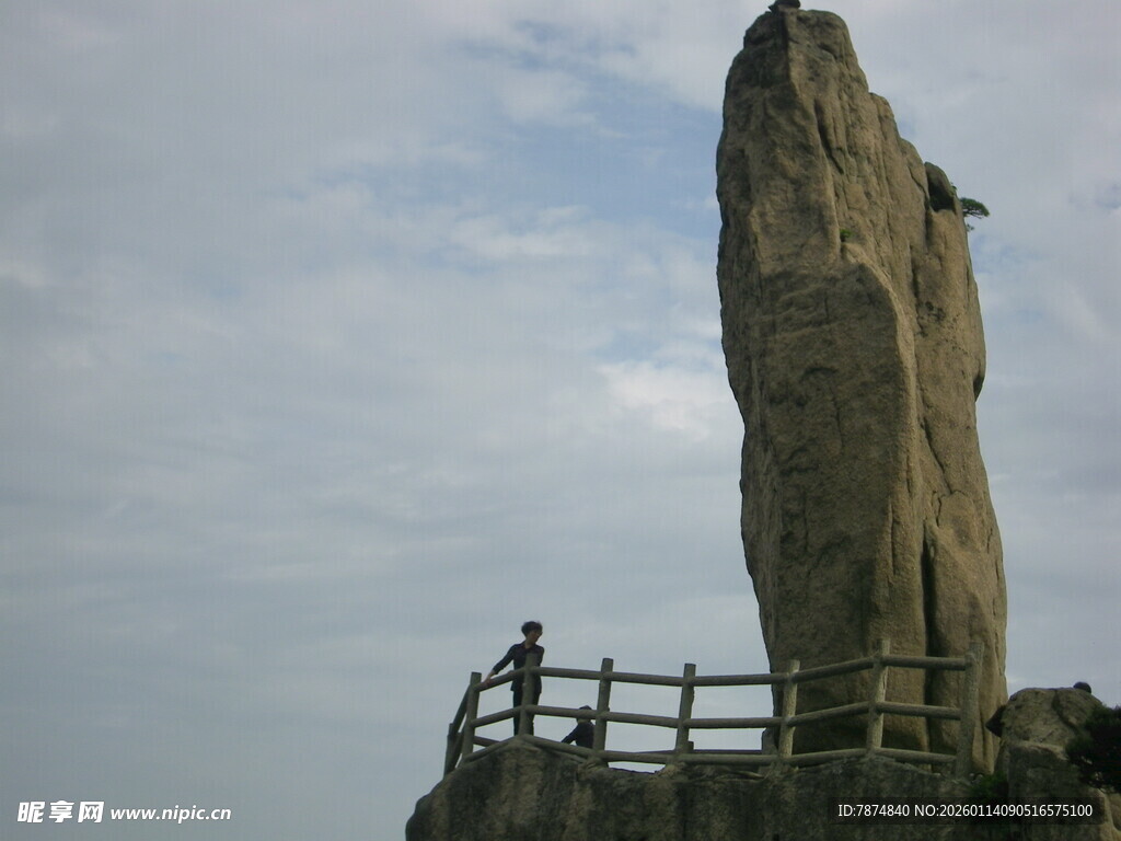 高耸石峰旁的观景人