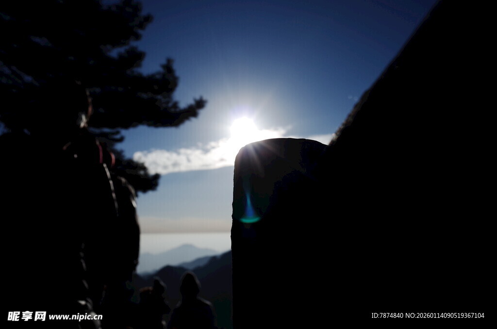 山顶逆光下的景象