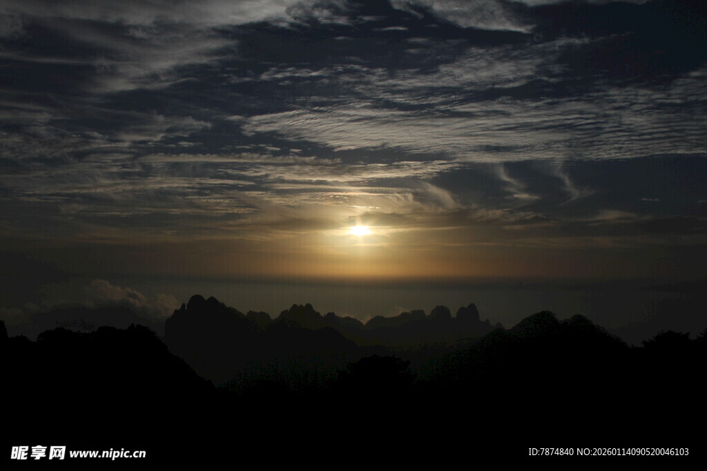 日出时分的壮丽山峦景观