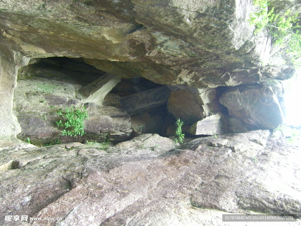 山间岩洞景象