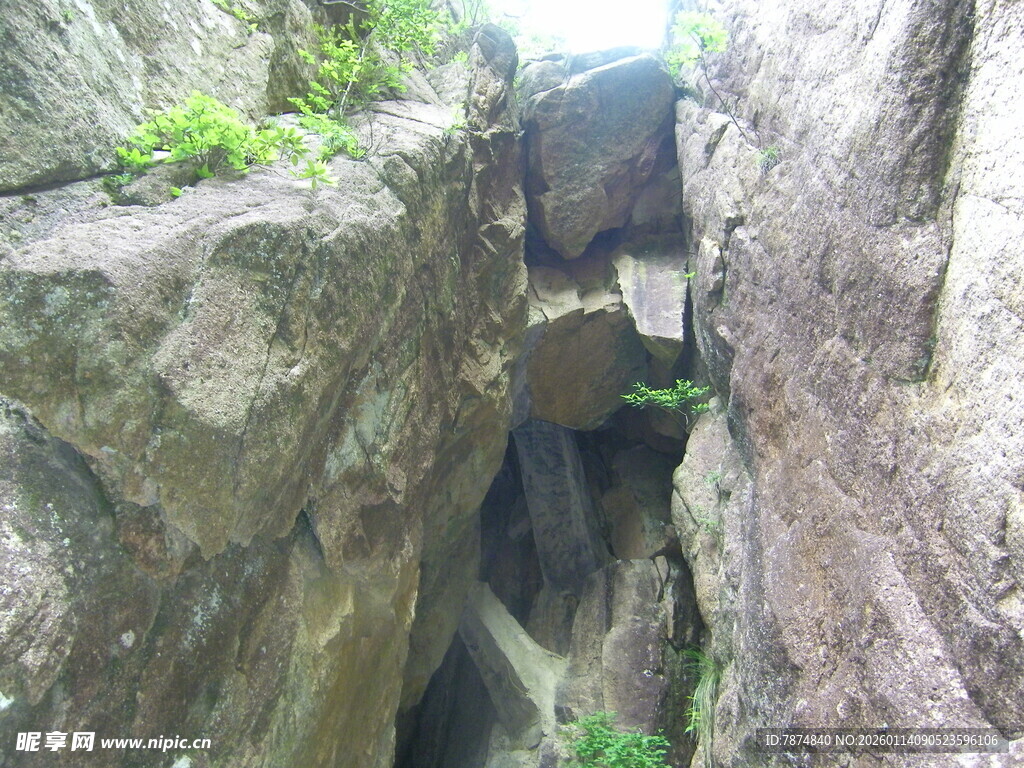 狭窄山间石缝景观
