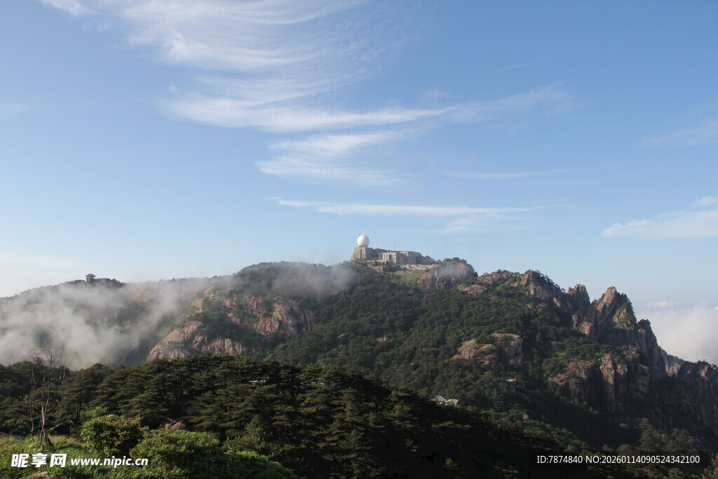 云雾缭绕的壮美山峦