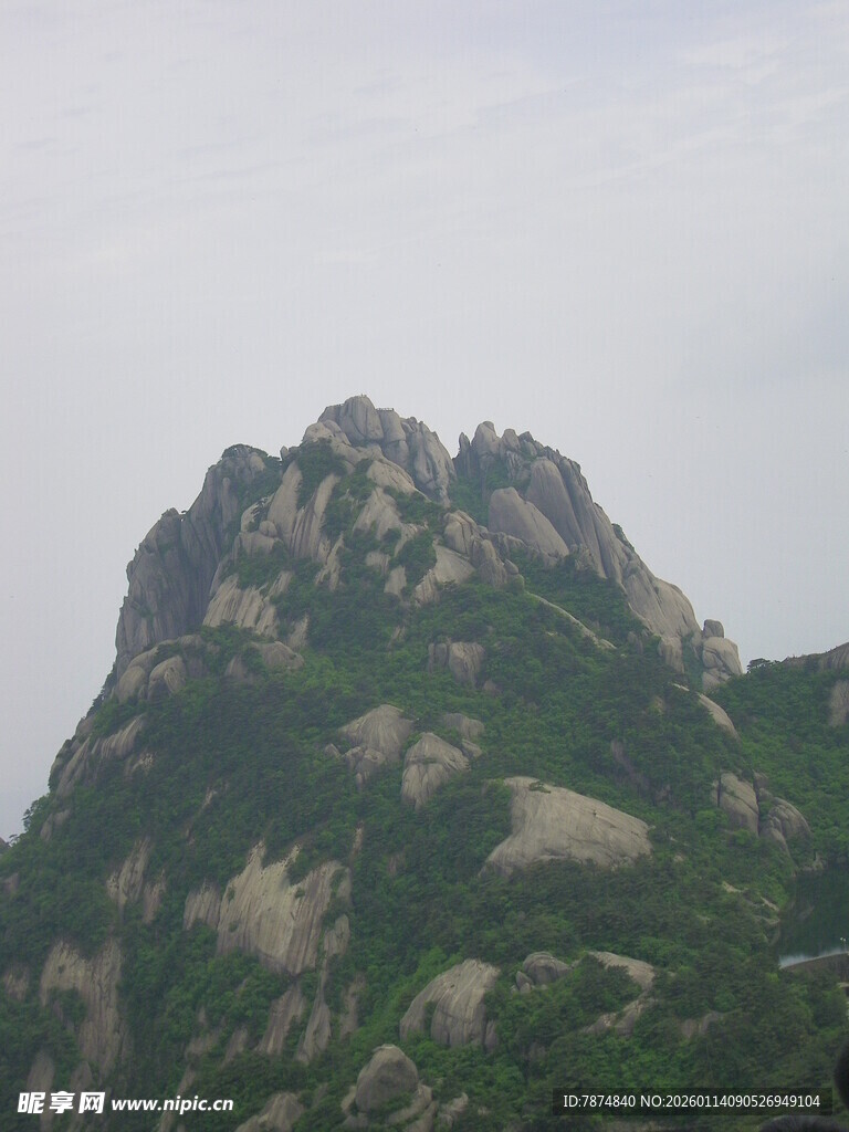 巍峨山峰绿意盎然