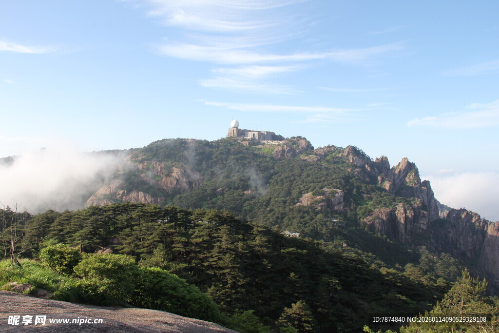 云雾缭绕的秀丽山峦