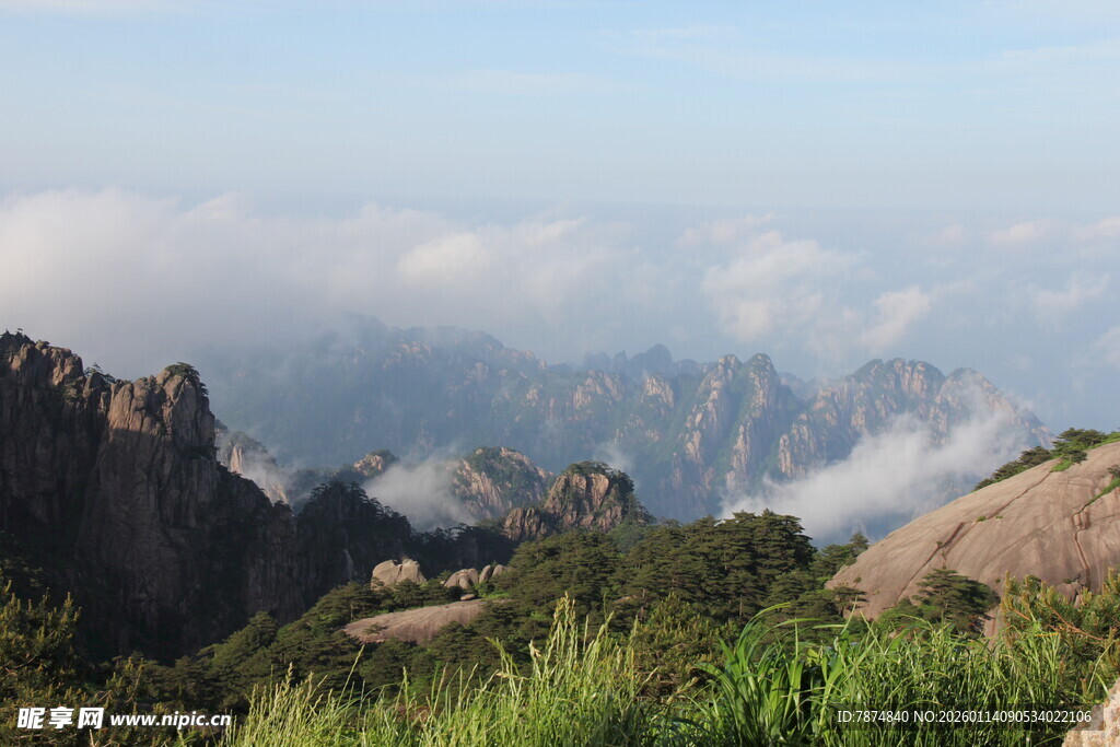 山间云雾缭绕的壮美景色