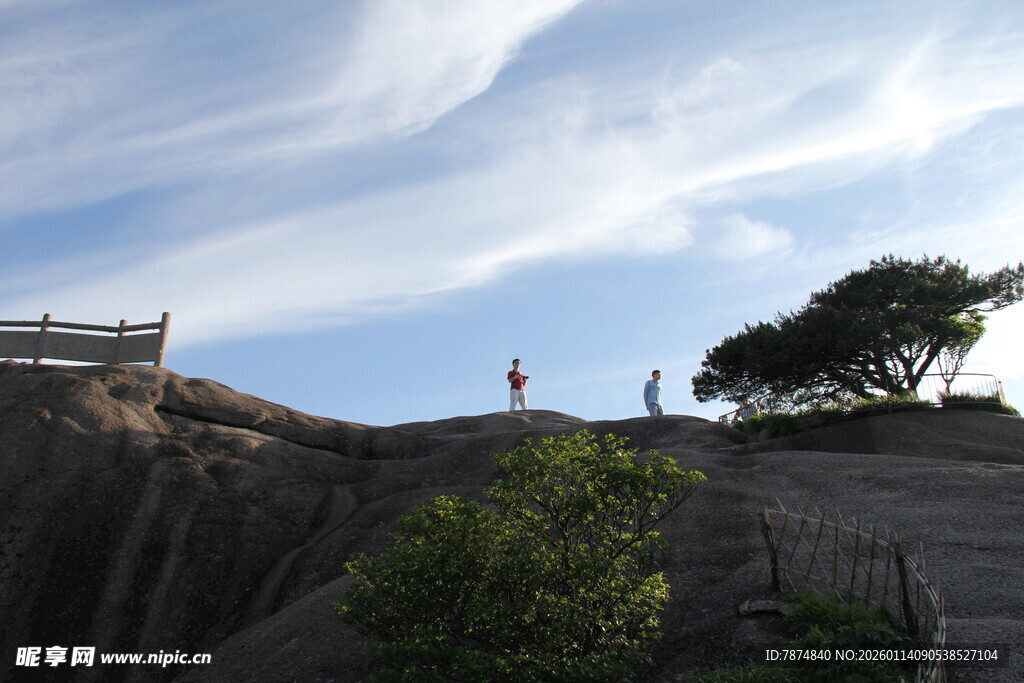山顶观景处的游人身影