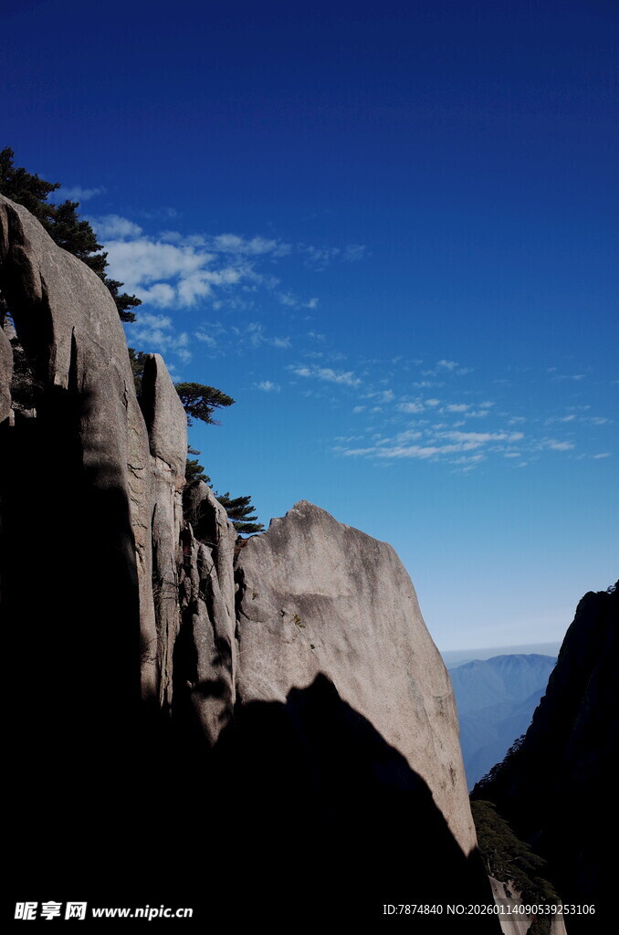 巍峨山峰映蓝天
