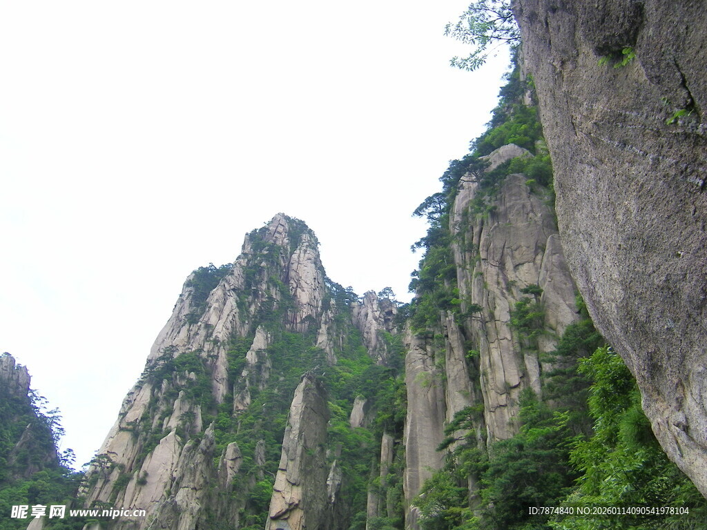 巍峨奇峰 绿意萦绕