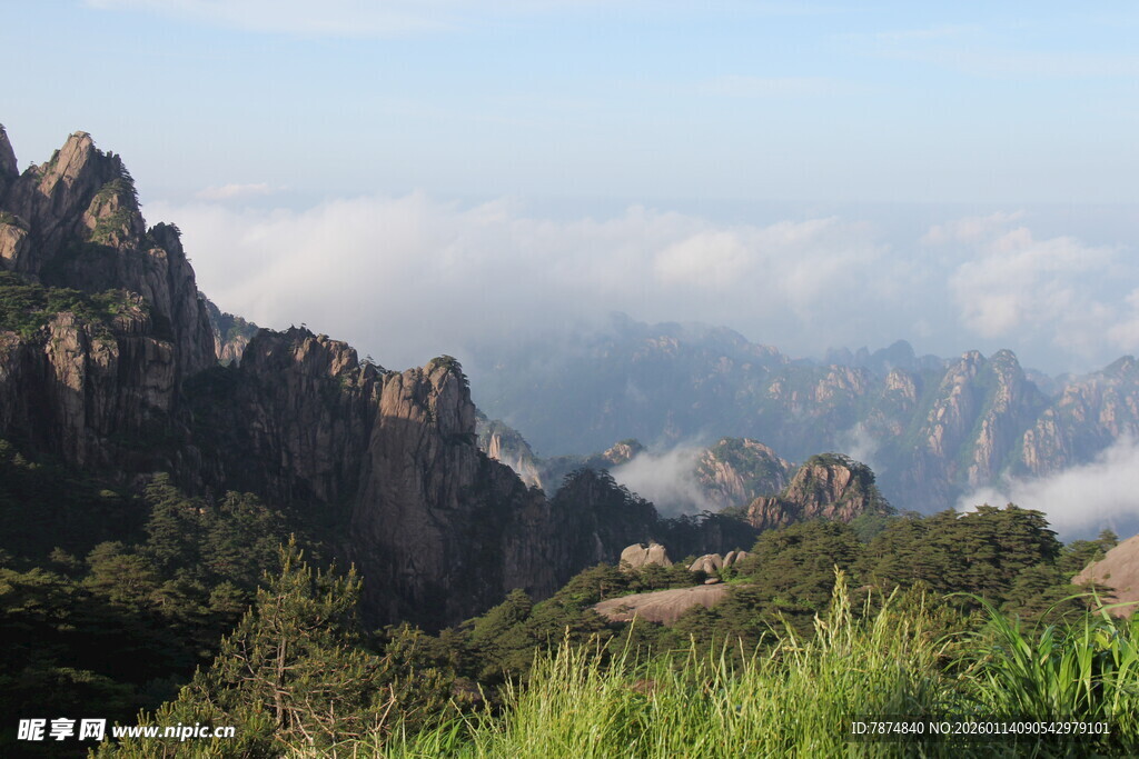 壮丽山景云雾缭绕