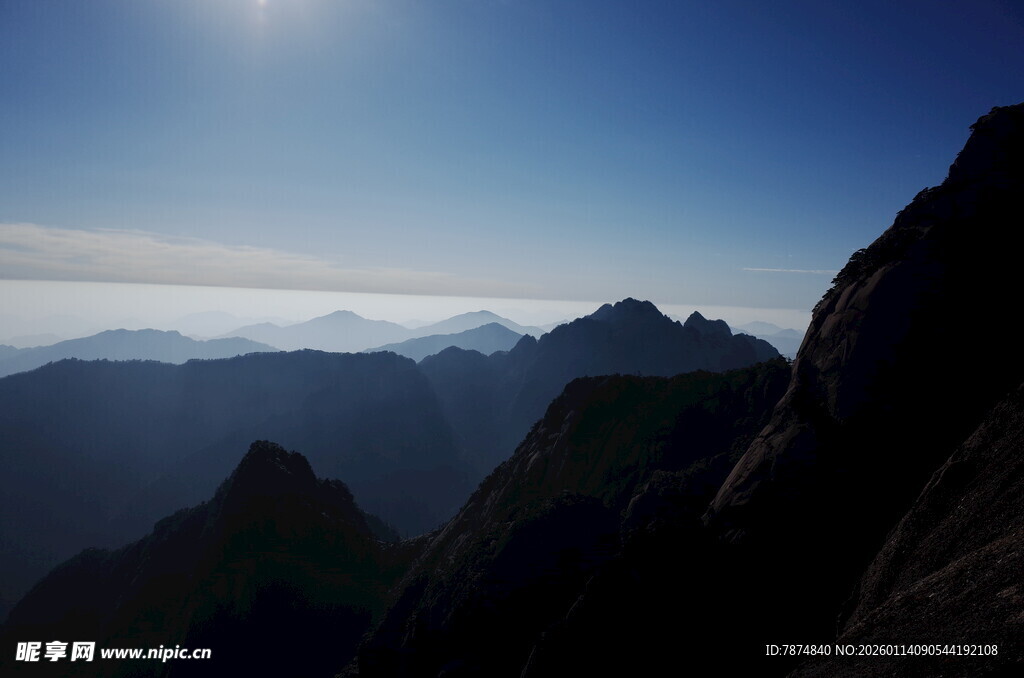 高山云海间的壮丽景致