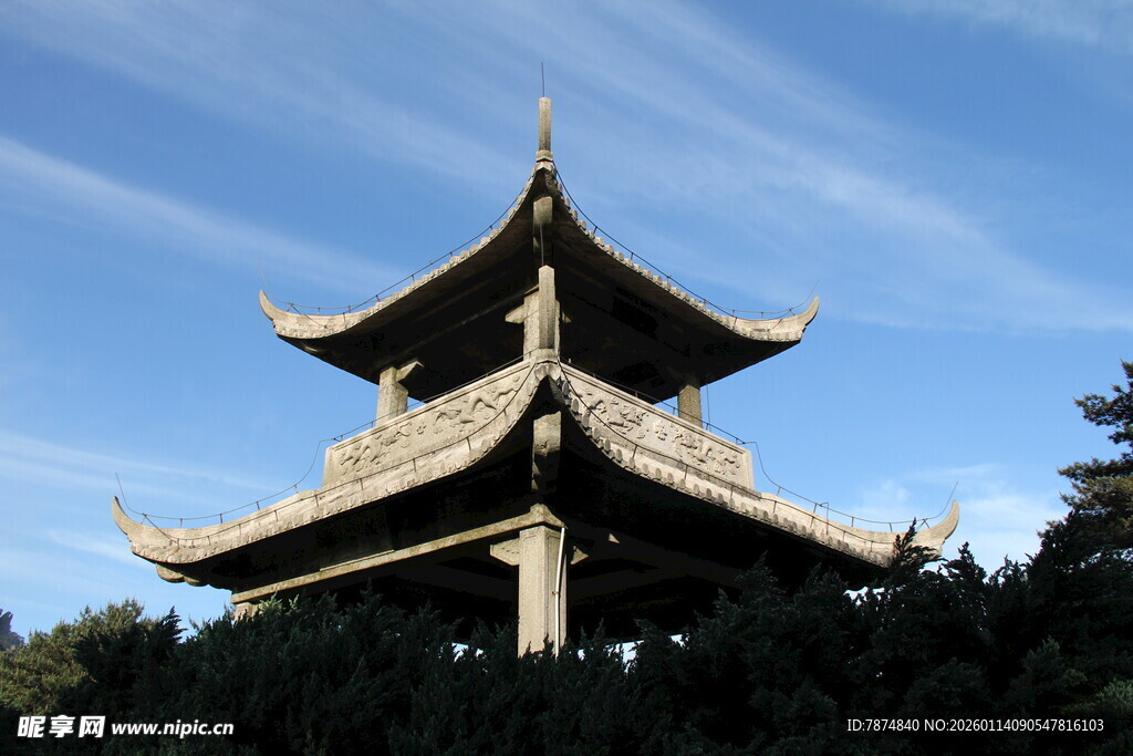 中式古亭 蓝天绿树映衬