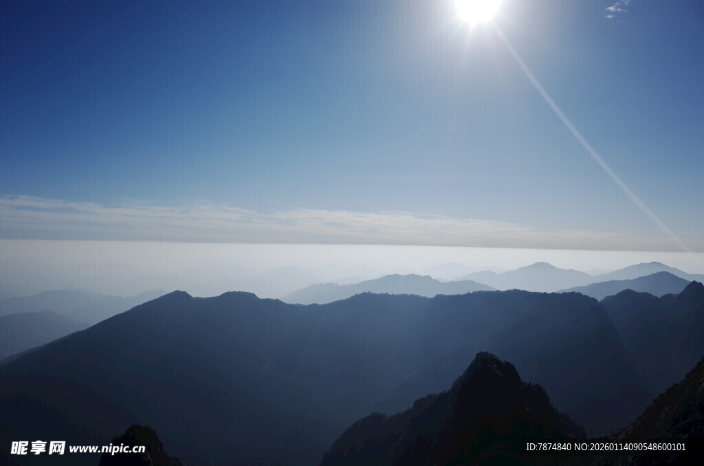 高山之巅的壮丽日出景象