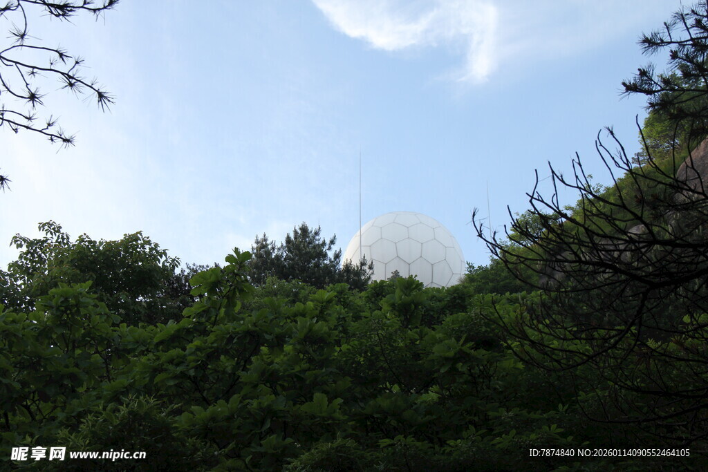 林间露出的白色圆顶设施