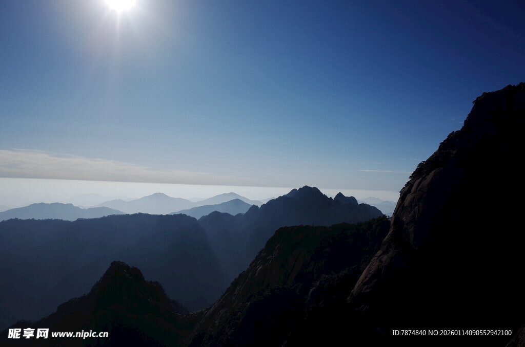 日出下的壮丽山峦景色