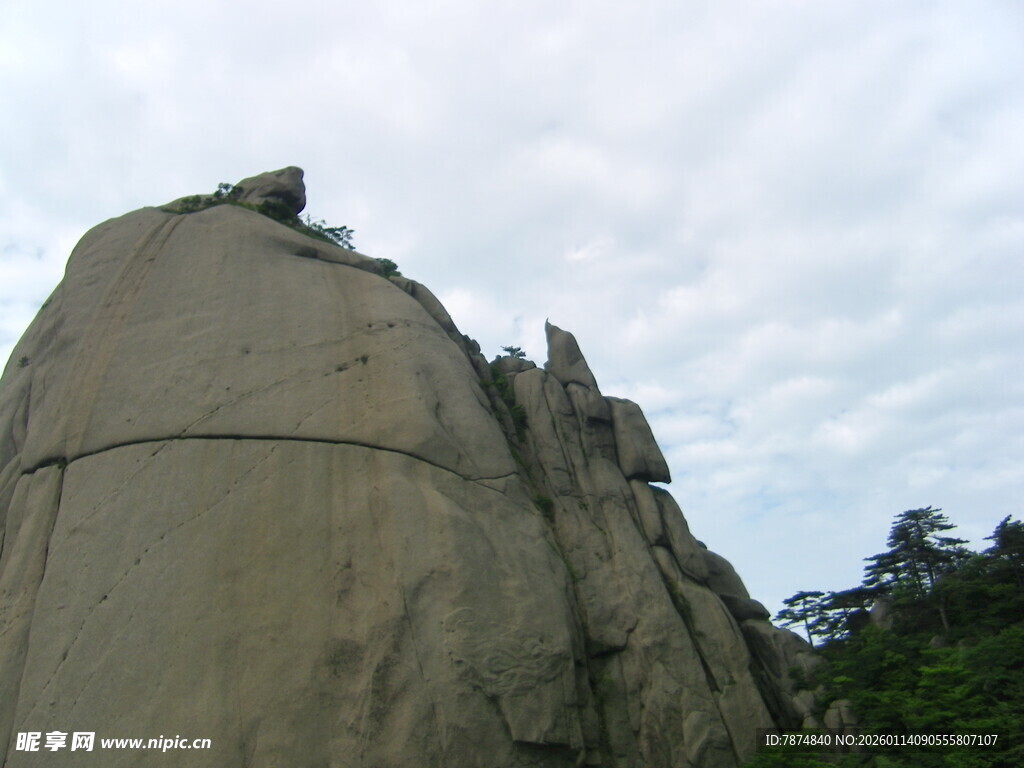 巍峨山石屹立于天地间