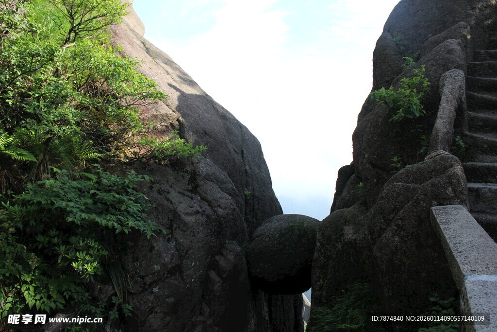 山间石阶穿行于嶙峋怪石