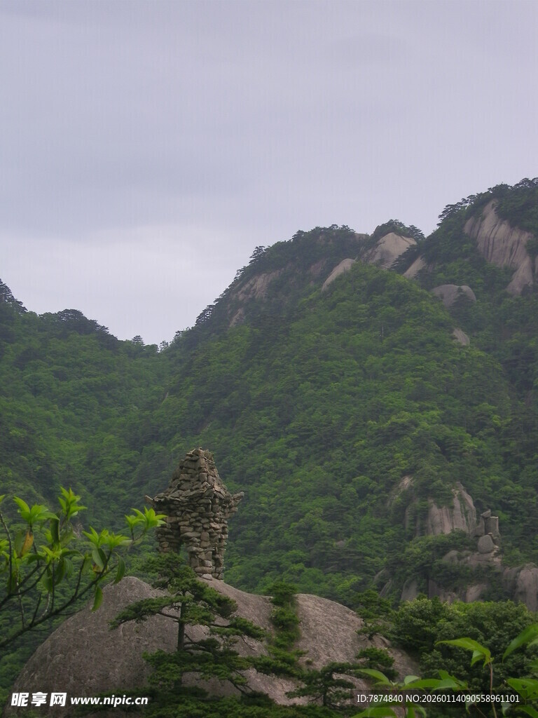 山峦叠翠间的自然景致