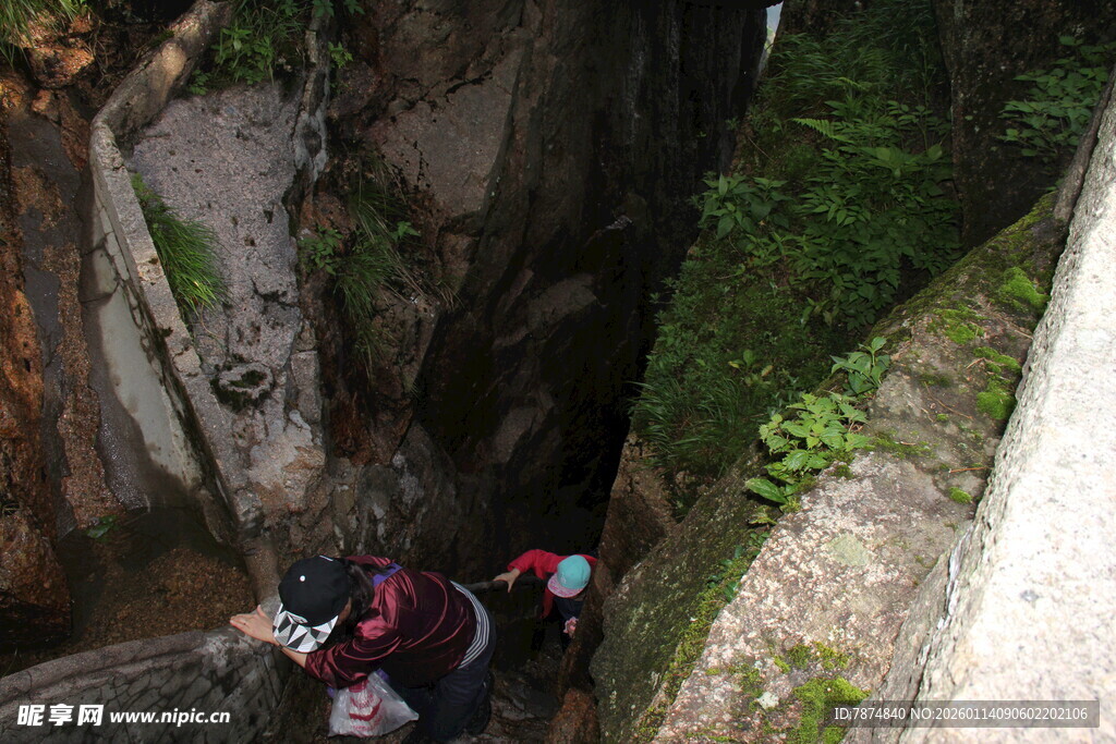 峡谷中探险者攀爬场景