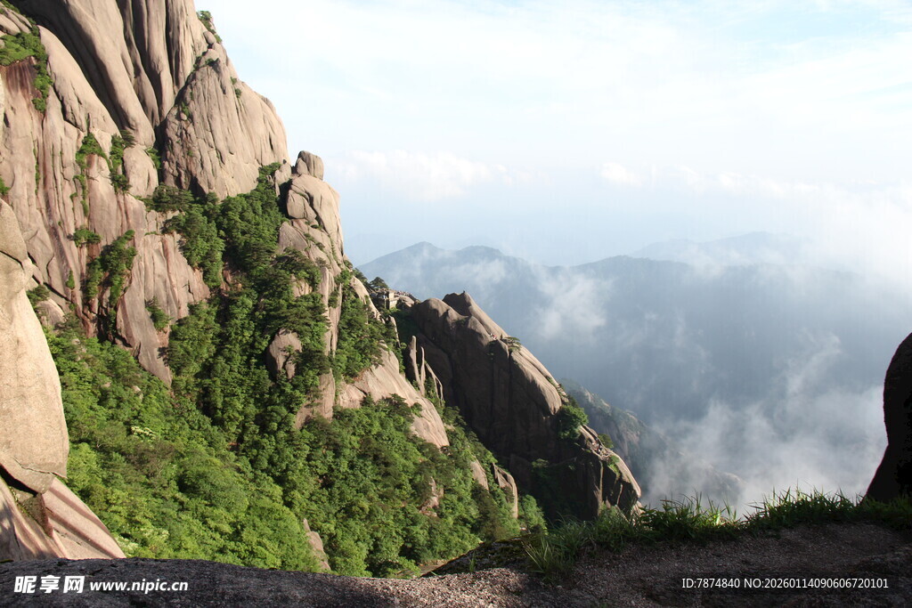 巍峨山峦云雾缭绕之景