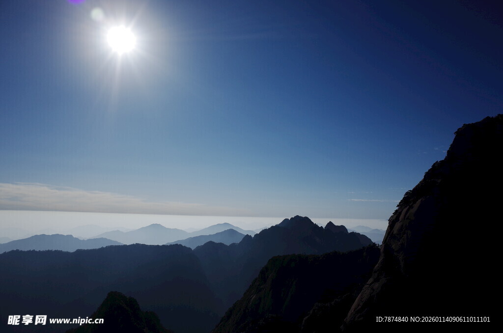 高山之巅的耀眼日光