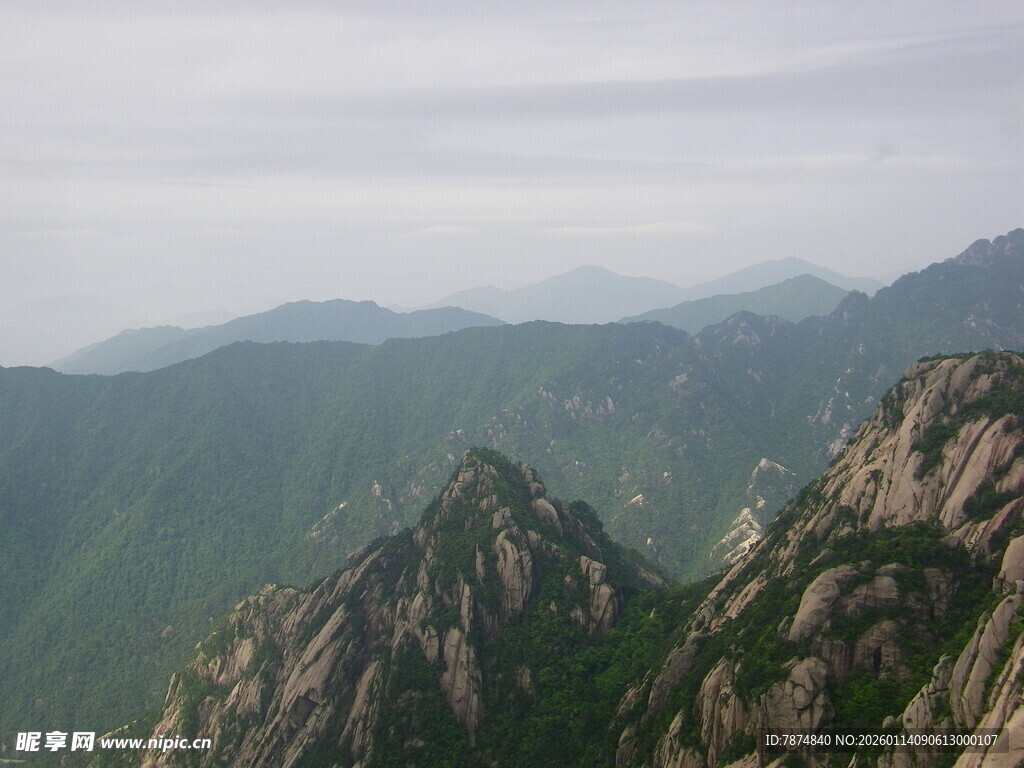 巍峨山峦壮阔美景