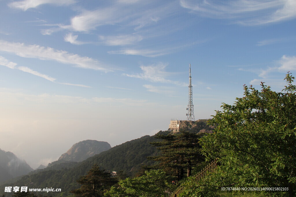 山顶风光与通信设施