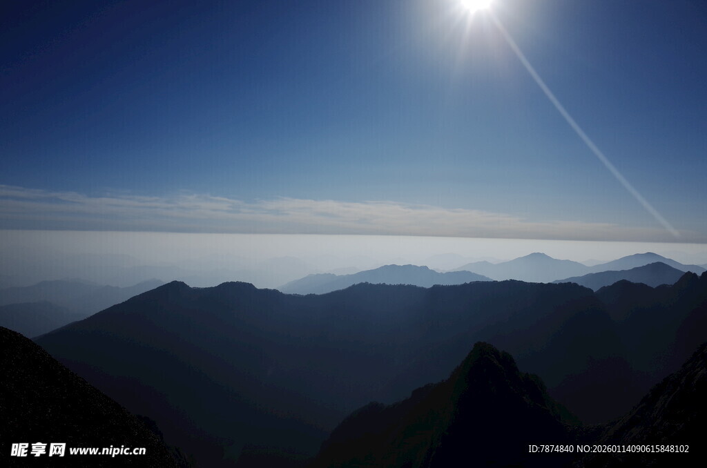 高山之巅日出壮丽景象