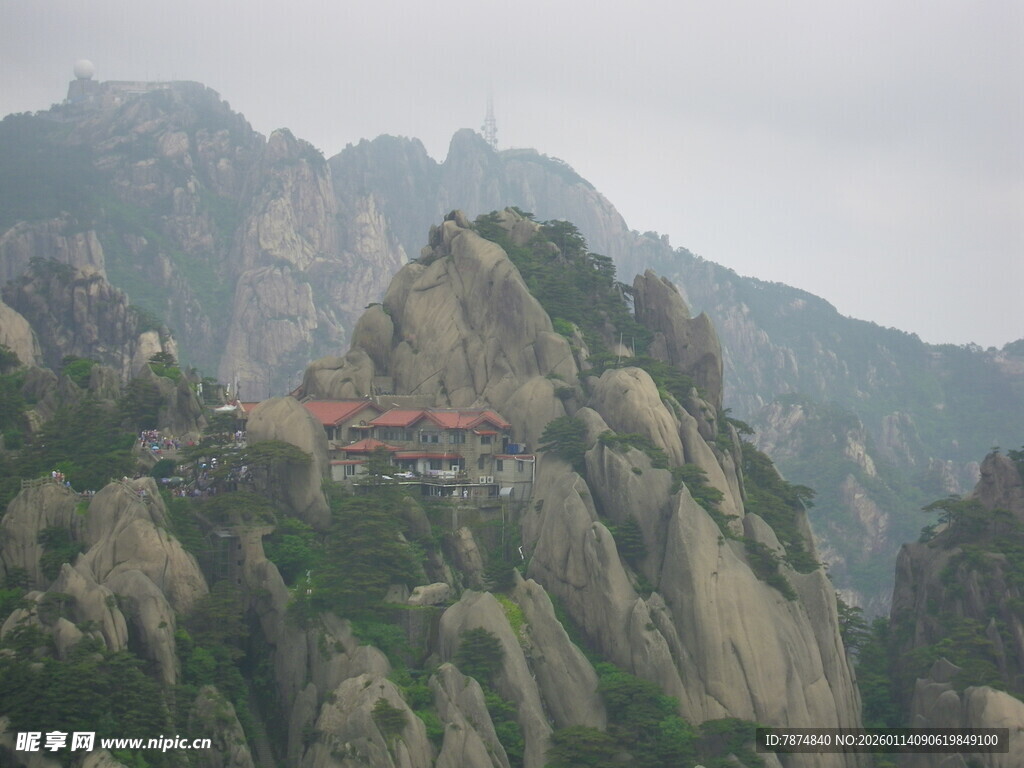 山间红顶建筑隐于奇峰间