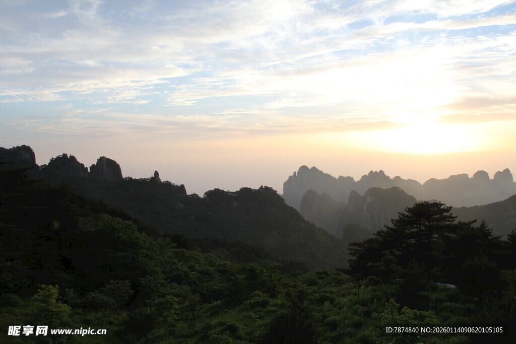 日出时分的山林壮美景色