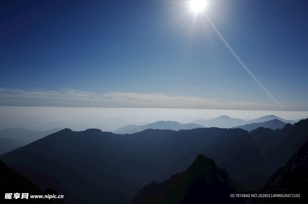 日出下的连绵山脉