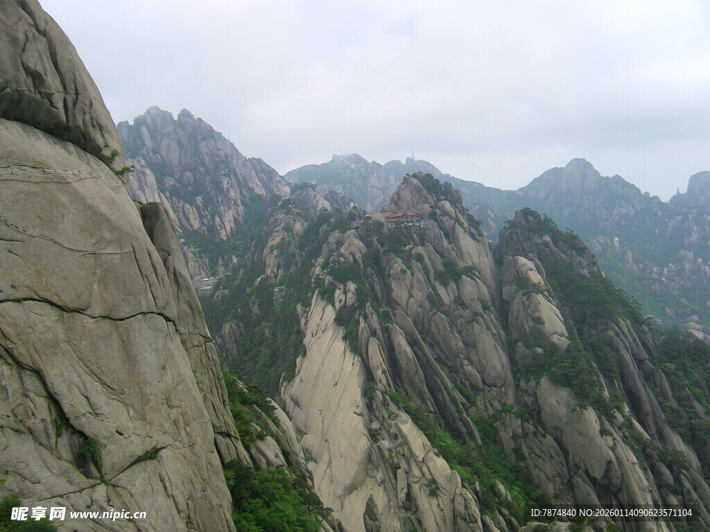 巍峨险峻的壮丽山景