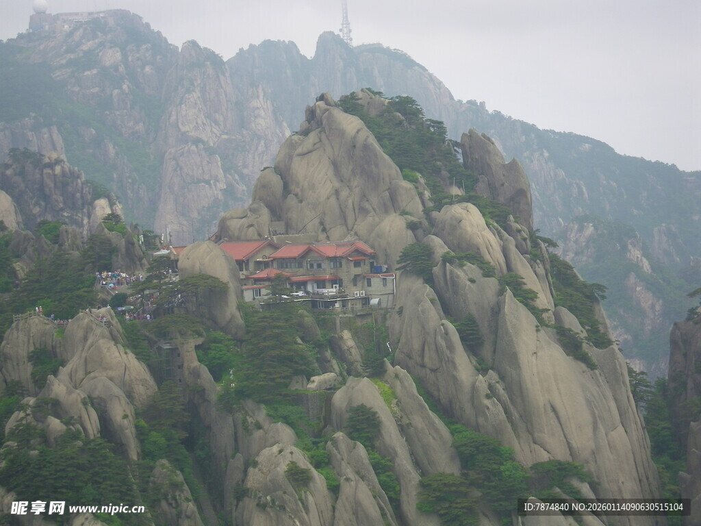 山间奇峰上的古建筑