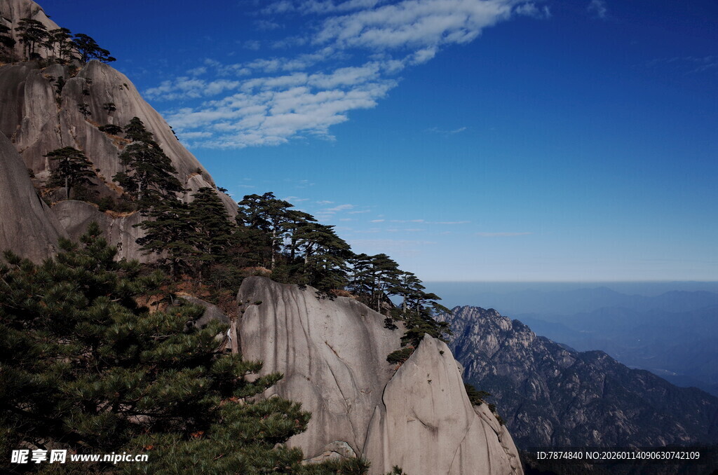 巍峨峻岭间的壮丽山景