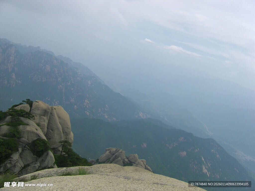 山巅远眺壮丽山峦景色